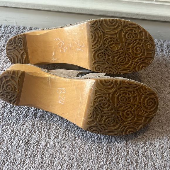 Suede UGG clogs. Size 6. - Picture 5 of 6